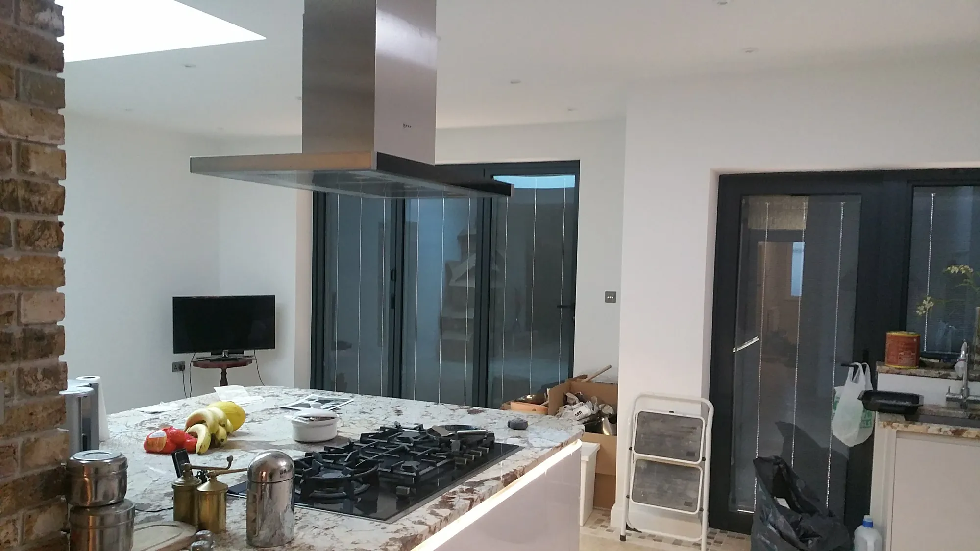 Island hob under the extractor