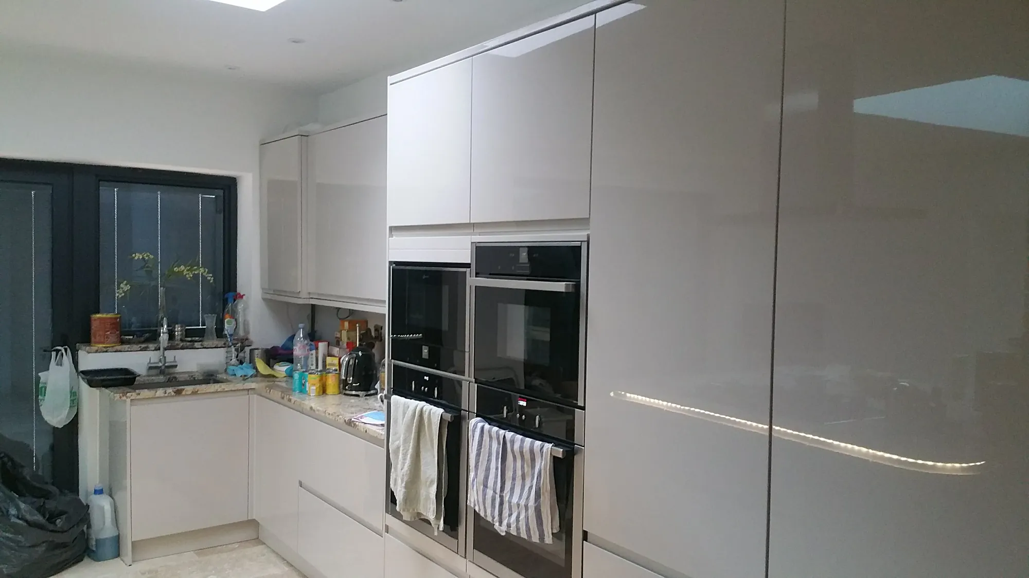 Kitchen units with integrated ovens
