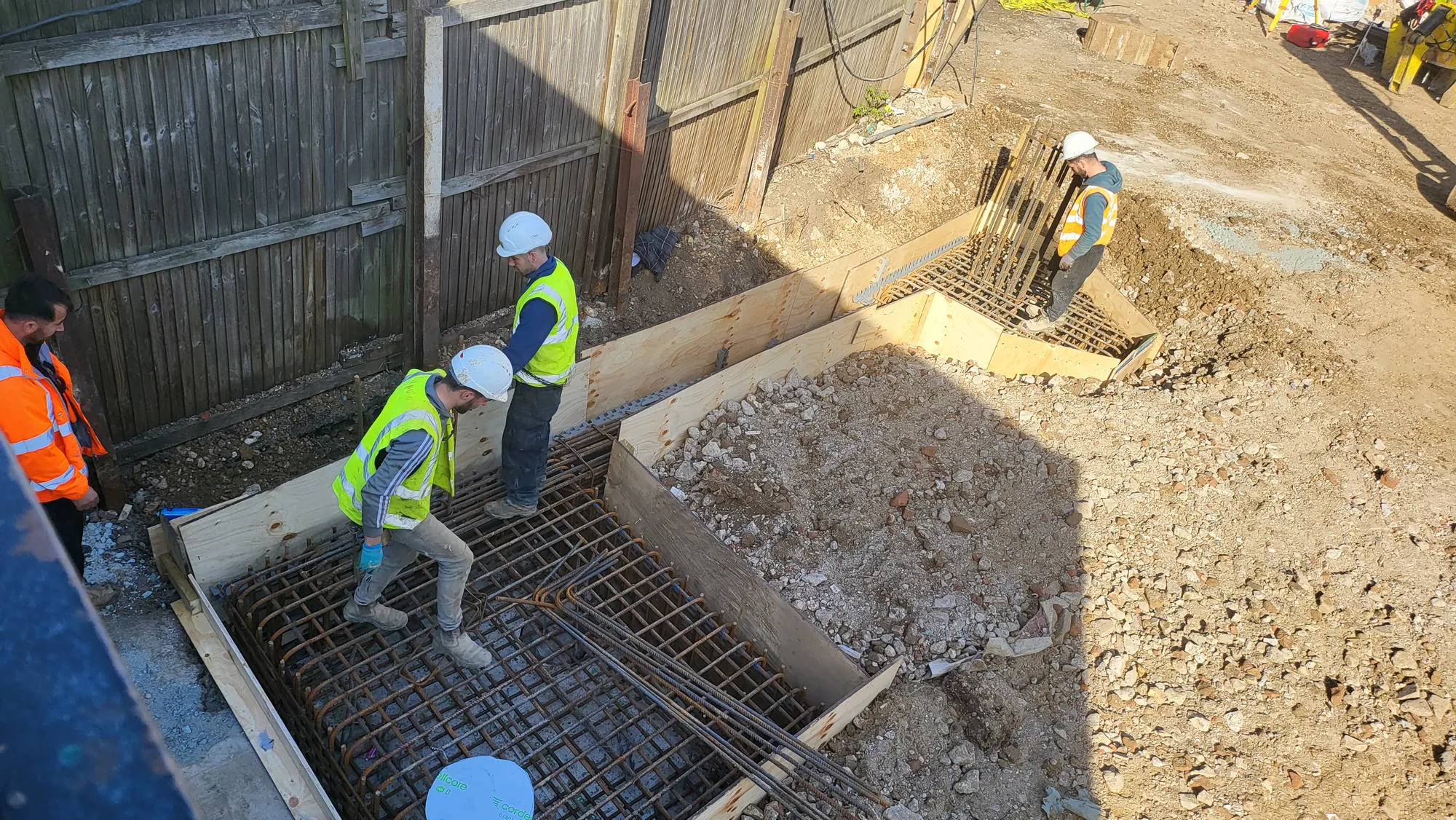 Fixing reinforcement in the formwork for a foundation base