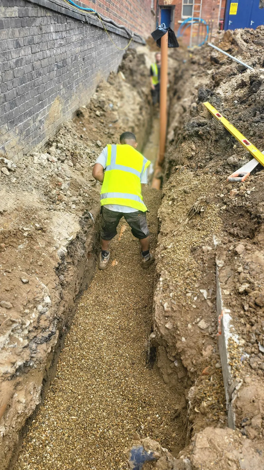 Laying the drainage run on gravel bedding