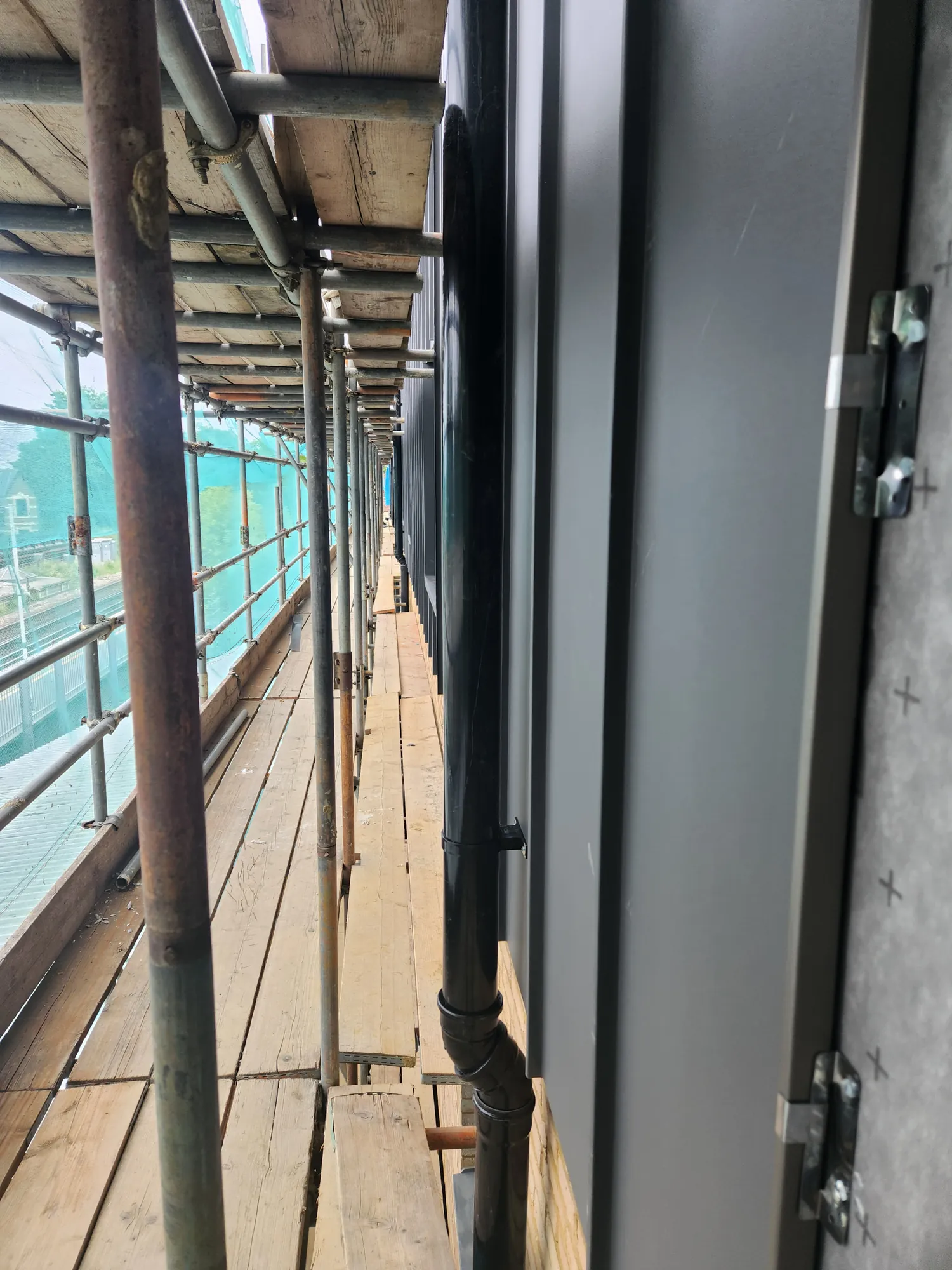 Standing seam cladding fixed along the scaffold