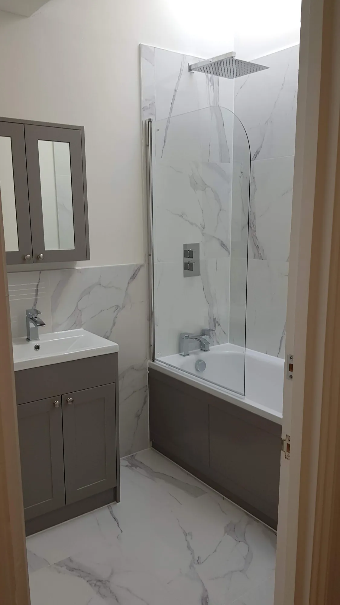 Bathroom with marble-effect tiling