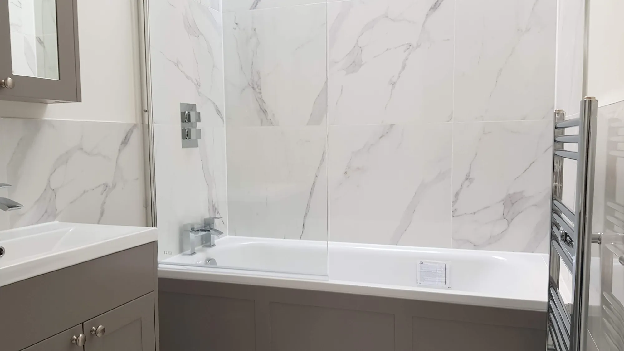 Bath with a glass shower screen